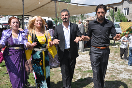 Yüksekova'da 16-17 Haziran 2012'de dünya evine giren çiftlerimizi sizlerler için sayfamıza taşıdık. Yüksekova Güncel Ailesi olarak tüm çitflerimize mutluluklar dileriz. Görüntüler: Foto: Yaşar Kaplan - Sinan Akkurt