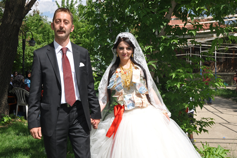 Yüksekova'da 16-17 Haziran 2012'de dünya evine giren çiftlerimizi sizlerler için sayfamıza taşıdık. Yüksekova Güncel Ailesi olarak tüm çitflerimize mutluluklar dileriz. Görüntüler: Foto: Yaşar Kaplan - Sinan Akkurt