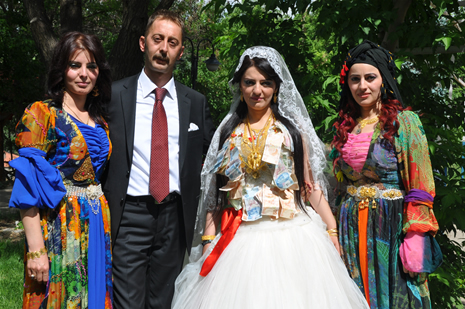 Yüksekova'da 16-17 Haziran 2012'de dünya evine giren çiftlerimizi sizlerler için sayfamıza taşıdık. Yüksekova Güncel Ailesi olarak tüm çitflerimize mutluluklar dileriz. Görüntüler: Foto: Yaşar Kaplan - Sinan Akkurt