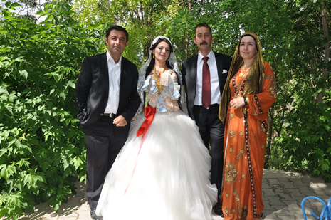 Yüksekova'da 16-17 Haziran 2012'de dünya evine giren çiftlerimizi sizlerler için sayfamıza taşıdık. Yüksekova Güncel Ailesi olarak tüm çitflerimize mutluluklar dileriz. Görüntüler: Foto: Yaşar Kaplan - Sinan Akkurt