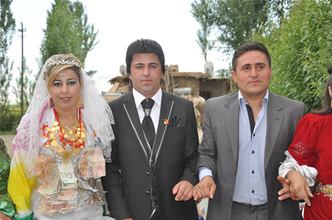 Yüksekova'da 16-17 Haziran 2012'de dünya evine giren çiftlerimizi sizlerler için sayfamıza taşıdık. Yüksekova Güncel Ailesi olarak tüm çitflerimize mutluluklar dileriz. Görüntüler: Foto: Yaşar Kaplan - Sinan Akkurt