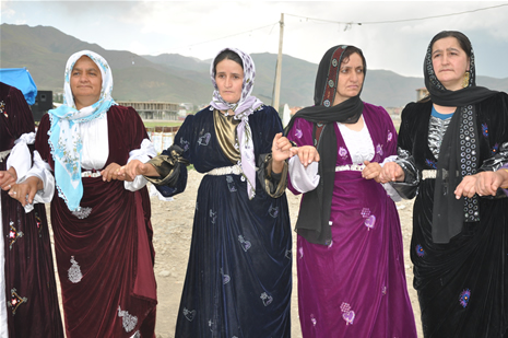 Yüksekova'da 16-17 Haziran 2012'de dünya evine giren çiftlerimizi sizlerler için sayfamıza taşıdık. Yüksekova Güncel Ailesi olarak tüm çitflerimize mutluluklar dileriz. Görüntüler: Foto: Yaşar Kaplan - Sinan Akkurt