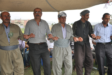 Yüksekova'da 16-17 Haziran 2012'de dünya evine giren çiftlerimizi sizlerler için sayfamıza taşıdık. Yüksekova Güncel Ailesi olarak tüm çitflerimize mutluluklar dileriz. Görüntüler: Foto: Yaşar Kaplan - Sinan Akkurt