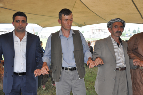 Yüksekova'da 16-17 Haziran 2012'de dünya evine giren çiftlerimizi sizlerler için sayfamıza taşıdık. Yüksekova Güncel Ailesi olarak tüm çitflerimize mutluluklar dileriz. Görüntüler: Foto: Yaşar Kaplan - Sinan Akkurt