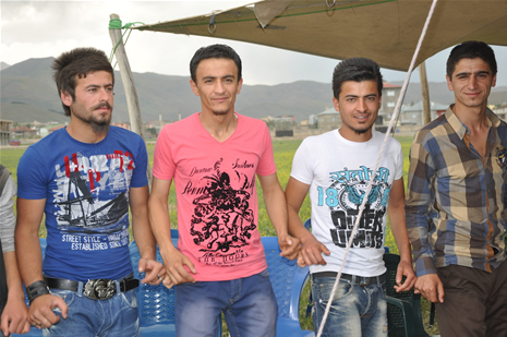 Yüksekova'da 16-17 Haziran 2012'de dünya evine giren çiftlerimizi sizlerler için sayfamıza taşıdık. Yüksekova Güncel Ailesi olarak tüm çitflerimize mutluluklar dileriz. Görüntüler: Foto: Yaşar Kaplan - Sinan Akkurt