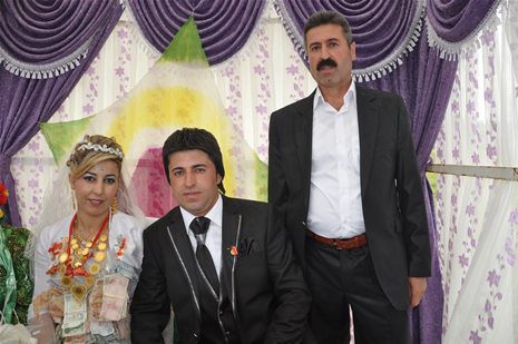 Yüksekova'da 16-17 Haziran 2012'de dünya evine giren çiftlerimizi sizlerler için sayfamıza taşıdık. Yüksekova Güncel Ailesi olarak tüm çitflerimize mutluluklar dileriz. Görüntüler: Foto: Yaşar Kaplan - Sinan Akkurt