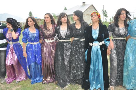 Yüksekova'da 16-17 Haziran 2012'de dünya evine giren çiftlerimizi sizlerler için sayfamıza taşıdık. Yüksekova Güncel Ailesi olarak tüm çitflerimize mutluluklar dileriz. Görüntüler: Foto: Yaşar Kaplan - Sinan Akkurt