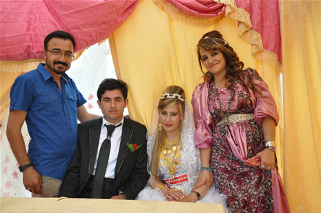 Yüksekova'da 16-17 Haziran 2012'de dünya evine giren çiftlerimizi sizlerler için sayfamıza taşıdık. Yüksekova Güncel Ailesi olarak tüm çitflerimize mutluluklar dileriz. Görüntüler: Foto: Yaşar Kaplan - Sinan Akkurt