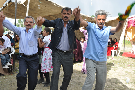 Yüksekova'da 16-17 Haziran 2012'de dünya evine giren çiftlerimizi sizlerler için sayfamıza taşıdık. Yüksekova Güncel Ailesi olarak tüm çitflerimize mutluluklar dileriz. Görüntüler: Foto: Yaşar Kaplan - Sinan Akkurt