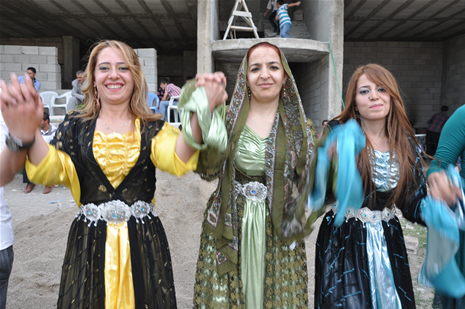 Yüksekova'da 16-17 Haziran 2012'de dünya evine giren çiftlerimizi sizlerler için sayfamıza taşıdık. Yüksekova Güncel Ailesi olarak tüm çitflerimize mutluluklar dileriz. Görüntüler: Foto: Yaşar Kaplan - Sinan Akkurt