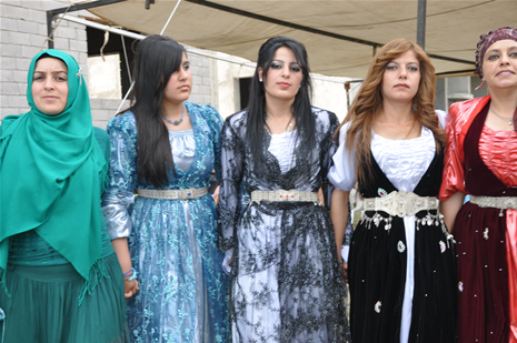 Yüksekova'da 16-17 Haziran 2012'de dünya evine giren çiftlerimizi sizlerler için sayfamıza taşıdık. Yüksekova Güncel Ailesi olarak tüm çitflerimize mutluluklar dileriz. Görüntüler: Foto: Yaşar Kaplan - Sinan Akkurt