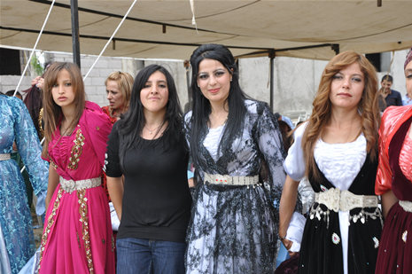 Yüksekova'da 16-17 Haziran 2012'de dünya evine giren çiftlerimizi sizlerler için sayfamıza taşıdık. Yüksekova Güncel Ailesi olarak tüm çitflerimize mutluluklar dileriz. Görüntüler: Foto: Yaşar Kaplan - Sinan Akkurt