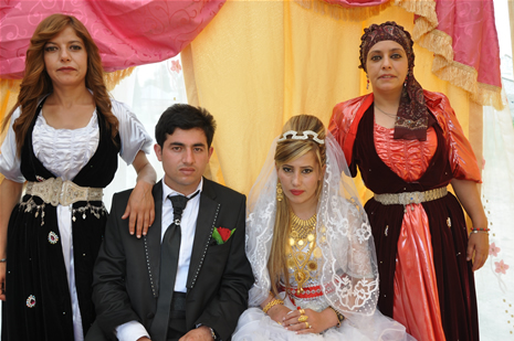 Yüksekova'da 16-17 Haziran 2012'de dünya evine giren çiftlerimizi sizlerler için sayfamıza taşıdık. Yüksekova Güncel Ailesi olarak tüm çitflerimize mutluluklar dileriz. Görüntüler: Foto: Yaşar Kaplan - Sinan Akkurt