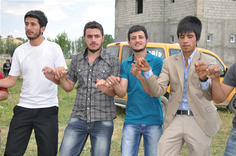 Yüksekova'da 16-17 Haziran 2012'de dünya evine giren çiftlerimizi sizlerler için sayfamıza taşıdık. Yüksekova Güncel Ailesi olarak tüm çitflerimize mutluluklar dileriz. Görüntüler: Foto: Yaşar Kaplan - Sinan Akkurt