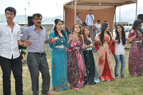 Yüksekova'da 16-17 Haziran 2012'de dünya evine giren çiftlerimizi sizlerler için sayfamıza taşıdık. Yüksekova Güncel Ailesi olarak tüm çitflerimize mutluluklar dileriz. Görüntüler: Foto: Yaşar Kaplan - Sinan Akkurt