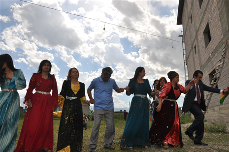 Yüksekova'da 16-17 Haziran 2012'de dünya evine giren çiftlerimizi sizlerler için sayfamıza taşıdık. Yüksekova Güncel Ailesi olarak tüm çitflerimize mutluluklar dileriz. Görüntüler: Foto: Yaşar Kaplan - Sinan Akkurt