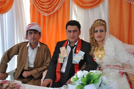 Yüksekova'da 16-17 Haziran 2012'de dünya evine giren çiftlerimizi sizlerler için sayfamıza taşıdık. Yüksekova Güncel Ailesi olarak tüm çitflerimize mutluluklar dileriz. Görüntüler: Foto: Yaşar Kaplan - Sinan Akkurt