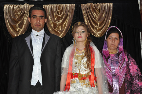 Yüksekova'da 16-17 Haziran 2012'de dünya evine giren çiftlerimizi sizlerler için sayfamıza taşıdık. Yüksekova Güncel Ailesi olarak tüm çitflerimize mutluluklar dileriz. Görüntüler: Foto: Yaşar Kaplan - Sinan Akkurt