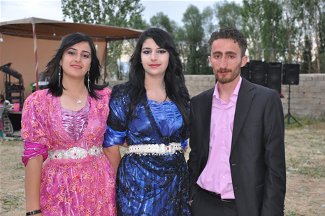 Yüksekova'da 16-17 Haziran 2012'de dünya evine giren çiftlerimizi sizlerler için sayfamıza taşıdık. Yüksekova Güncel Ailesi olarak tüm çitflerimize mutluluklar dileriz. Görüntüler: Foto: Yaşar Kaplan - Sinan Akkurt