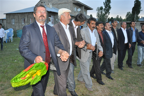 Yüksekova'da 16-17 Haziran 2012'de dünya evine giren çiftlerimizi sizlerler için sayfamıza taşıdık. Yüksekova Güncel Ailesi olarak tüm çitflerimize mutluluklar dileriz. Görüntüler: Foto: Yaşar Kaplan - Sinan Akkurt