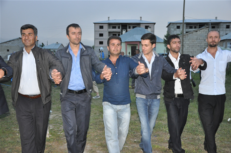 Yüksekova'da 16-17 Haziran 2012'de dünya evine giren çiftlerimizi sizlerler için sayfamıza taşıdık. Yüksekova Güncel Ailesi olarak tüm çitflerimize mutluluklar dileriz. Görüntüler: Foto: Yaşar Kaplan - Sinan Akkurt