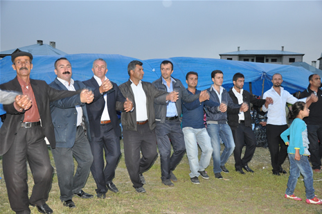 Yüksekova'da 16-17 Haziran 2012'de dünya evine giren çiftlerimizi sizlerler için sayfamıza taşıdık. Yüksekova Güncel Ailesi olarak tüm çitflerimize mutluluklar dileriz. Görüntüler: Foto: Yaşar Kaplan - Sinan Akkurt