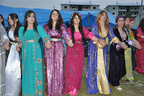 Yüksekova'da 16-17 Haziran 2012'de dünya evine giren çiftlerimizi sizlerler için sayfamıza taşıdık. Yüksekova Güncel Ailesi olarak tüm çitflerimize mutluluklar dileriz. Görüntüler: Foto: Yaşar Kaplan - Sinan Akkurt