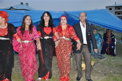 Yüksekova'da 16-17 Haziran 2012'de dünya evine giren çiftlerimizi sizlerler için sayfamıza taşıdık. Yüksekova Güncel Ailesi olarak tüm çitflerimize mutluluklar dileriz. Görüntüler: Foto: Yaşar Kaplan - Sinan Akkurt