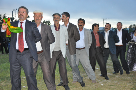 Yüksekova'da 16-17 Haziran 2012'de dünya evine giren çiftlerimizi sizlerler için sayfamıza taşıdık. Yüksekova Güncel Ailesi olarak tüm çitflerimize mutluluklar dileriz. Görüntüler: Foto: Yaşar Kaplan - Sinan Akkurt