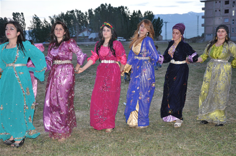 Yüksekova'da 16-17 Haziran 2012'de dünya evine giren çiftlerimizi sizlerler için sayfamıza taşıdık. Yüksekova Güncel Ailesi olarak tüm çitflerimize mutluluklar dileriz. Görüntüler: Foto: Yaşar Kaplan - Sinan Akkurt