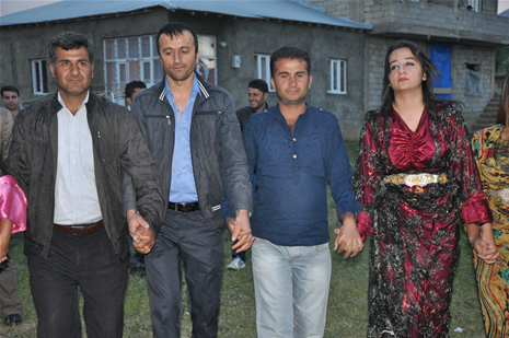 Yüksekova'da 16-17 Haziran 2012'de dünya evine giren çiftlerimizi sizlerler için sayfamıza taşıdık. Yüksekova Güncel Ailesi olarak tüm çitflerimize mutluluklar dileriz. Görüntüler: Foto: Yaşar Kaplan - Sinan Akkurt