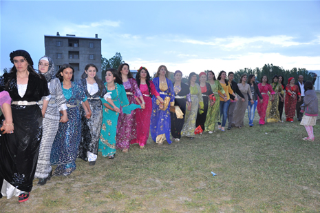 Yüksekova'da 16-17 Haziran 2012'de dünya evine giren çiftlerimizi sizlerler için sayfamıza taşıdık. Yüksekova Güncel Ailesi olarak tüm çitflerimize mutluluklar dileriz. Görüntüler: Foto: Yaşar Kaplan - Sinan Akkurt