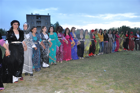 Yüksekova'da 16-17 Haziran 2012'de dünya evine giren çiftlerimizi sizlerler için sayfamıza taşıdık. Yüksekova Güncel Ailesi olarak tüm çitflerimize mutluluklar dileriz. Görüntüler: Foto: Yaşar Kaplan - Sinan Akkurt