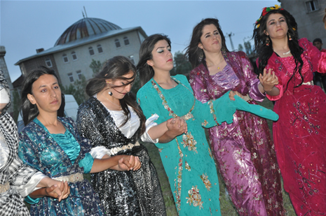 Yüksekova'da 16-17 Haziran 2012'de dünya evine giren çiftlerimizi sizlerler için sayfamıza taşıdık. Yüksekova Güncel Ailesi olarak tüm çitflerimize mutluluklar dileriz. Görüntüler: Foto: Yaşar Kaplan - Sinan Akkurt