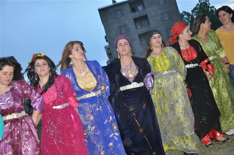 Yüksekova'da 16-17 Haziran 2012'de dünya evine giren çiftlerimizi sizlerler için sayfamıza taşıdık. Yüksekova Güncel Ailesi olarak tüm çitflerimize mutluluklar dileriz. Görüntüler: Foto: Yaşar Kaplan - Sinan Akkurt