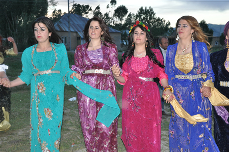 Yüksekova'da 16-17 Haziran 2012'de dünya evine giren çiftlerimizi sizlerler için sayfamıza taşıdık. Yüksekova Güncel Ailesi olarak tüm çitflerimize mutluluklar dileriz. Görüntüler: Foto: Yaşar Kaplan - Sinan Akkurt