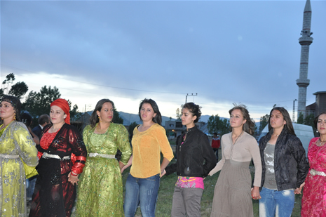 Yüksekova'da 16-17 Haziran 2012'de dünya evine giren çiftlerimizi sizlerler için sayfamıza taşıdık. Yüksekova Güncel Ailesi olarak tüm çitflerimize mutluluklar dileriz. Görüntüler: Foto: Yaşar Kaplan - Sinan Akkurt