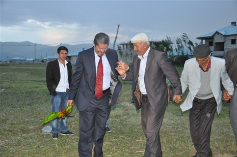 Yüksekova'da 16-17 Haziran 2012'de dünya evine giren çiftlerimizi sizlerler için sayfamıza taşıdık. Yüksekova Güncel Ailesi olarak tüm çitflerimize mutluluklar dileriz. Görüntüler: Foto: Yaşar Kaplan - Sinan Akkurt