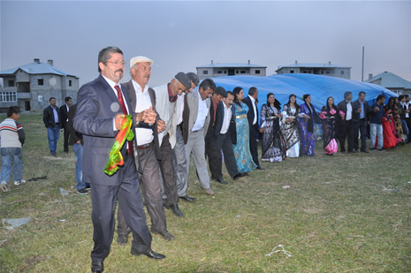 Yüksekova'da 16-17 Haziran 2012'de dünya evine giren çiftlerimizi sizlerler için sayfamıza taşıdık. Yüksekova Güncel Ailesi olarak tüm çitflerimize mutluluklar dileriz. Görüntüler: Foto: Yaşar Kaplan - Sinan Akkurt