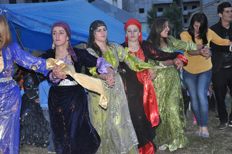 Yüksekova'da 16-17 Haziran 2012'de dünya evine giren çiftlerimizi sizlerler için sayfamıza taşıdık. Yüksekova Güncel Ailesi olarak tüm çitflerimize mutluluklar dileriz. Görüntüler: Foto: Yaşar Kaplan - Sinan Akkurt