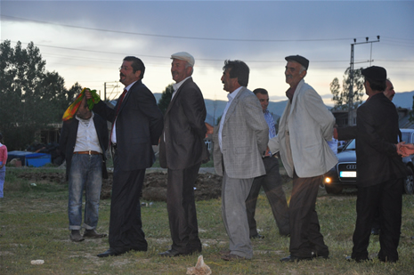 Yüksekova'da 16-17 Haziran 2012'de dünya evine giren çiftlerimizi sizlerler için sayfamıza taşıdık. Yüksekova Güncel Ailesi olarak tüm çitflerimize mutluluklar dileriz. Görüntüler: Foto: Yaşar Kaplan - Sinan Akkurt