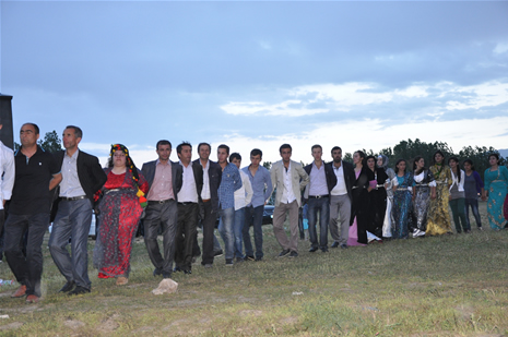 Yüksekova'da 16-17 Haziran 2012'de dünya evine giren çiftlerimizi sizlerler için sayfamıza taşıdık. Yüksekova Güncel Ailesi olarak tüm çitflerimize mutluluklar dileriz. Görüntüler: Foto: Yaşar Kaplan - Sinan Akkurt