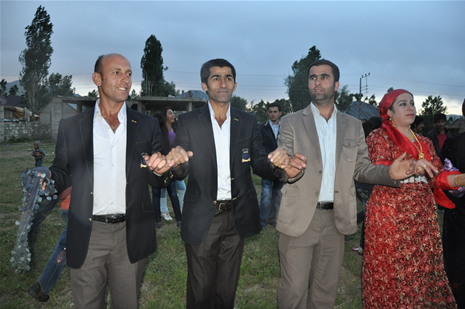 Yüksekova'da 16-17 Haziran 2012'de dünya evine giren çiftlerimizi sizlerler için sayfamıza taşıdık. Yüksekova Güncel Ailesi olarak tüm çitflerimize mutluluklar dileriz. Görüntüler: Foto: Yaşar Kaplan - Sinan Akkurt