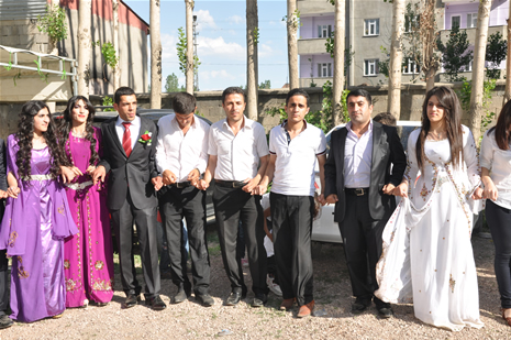 Yüksekova'da 16-17 Haziran 2012'de dünya evine giren çiftlerimizi sizlerler için sayfamıza taşıdık. Yüksekova Güncel Ailesi olarak tüm çitflerimize mutluluklar dileriz. Görüntüler: Foto: Yaşar Kaplan - Sinan Akkurt