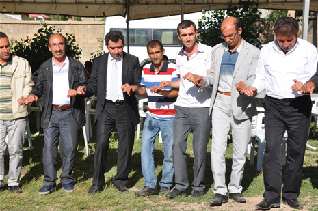 Yüksekova'da 16-17 Haziran 2012'de dünya evine giren çiftlerimizi sizlerler için sayfamıza taşıdık. Yüksekova Güncel Ailesi olarak tüm çitflerimize mutluluklar dileriz. Görüntüler: Foto: Yaşar Kaplan - Sinan Akkurt