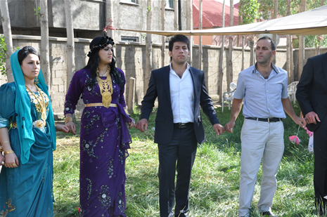 Yüksekova'da 16-17 Haziran 2012'de dünya evine giren çiftlerimizi sizlerler için sayfamıza taşıdık. Yüksekova Güncel Ailesi olarak tüm çitflerimize mutluluklar dileriz. Görüntüler: Foto: Yaşar Kaplan - Sinan Akkurt