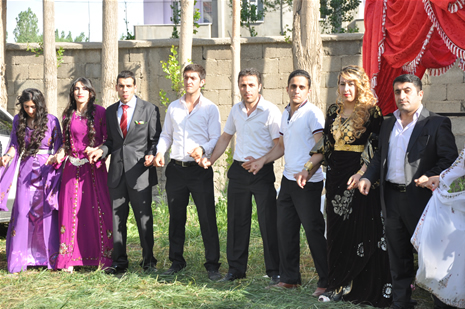 Yüksekova'da 16-17 Haziran 2012'de dünya evine giren çiftlerimizi sizlerler için sayfamıza taşıdık. Yüksekova Güncel Ailesi olarak tüm çitflerimize mutluluklar dileriz. Görüntüler: Foto: Yaşar Kaplan - Sinan Akkurt