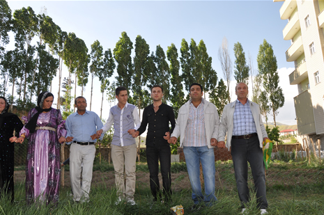 Yüksekova'da 16-17 Haziran 2012'de dünya evine giren çiftlerimizi sizlerler için sayfamıza taşıdık. Yüksekova Güncel Ailesi olarak tüm çitflerimize mutluluklar dileriz. Görüntüler: Foto: Yaşar Kaplan - Sinan Akkurt