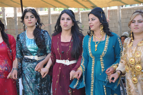 Yüksekova'da 16-17 Haziran 2012'de dünya evine giren çiftlerimizi sizlerler için sayfamıza taşıdık. Yüksekova Güncel Ailesi olarak tüm çitflerimize mutluluklar dileriz. Görüntüler: Foto: Yaşar Kaplan - Sinan Akkurt