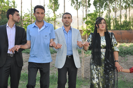 Yüksekova'da 16-17 Haziran 2012'de dünya evine giren çiftlerimizi sizlerler için sayfamıza taşıdık. Yüksekova Güncel Ailesi olarak tüm çitflerimize mutluluklar dileriz. Görüntüler: Foto: Yaşar Kaplan - Sinan Akkurt